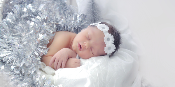 Baby's First Christmas Pictures: Home Photoshoot Ideas