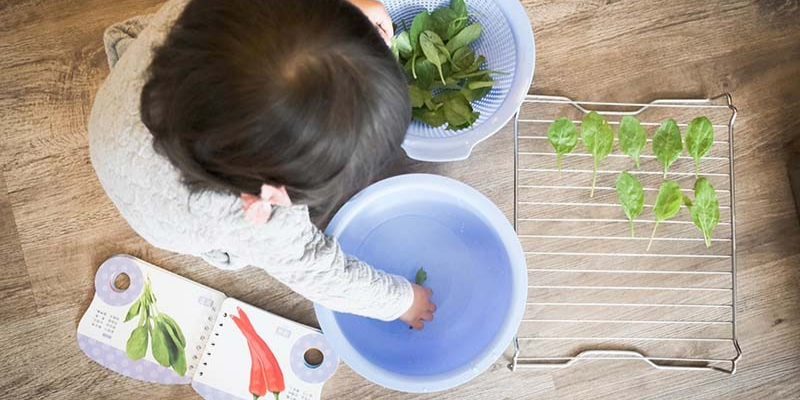 Making Spinach Chips With a Young Toddler