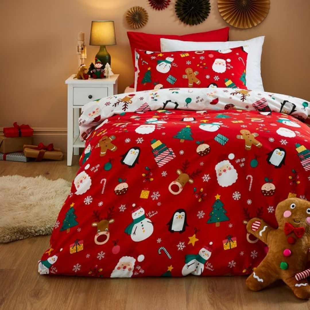 fesitve-red-santa-reindeer-bedding