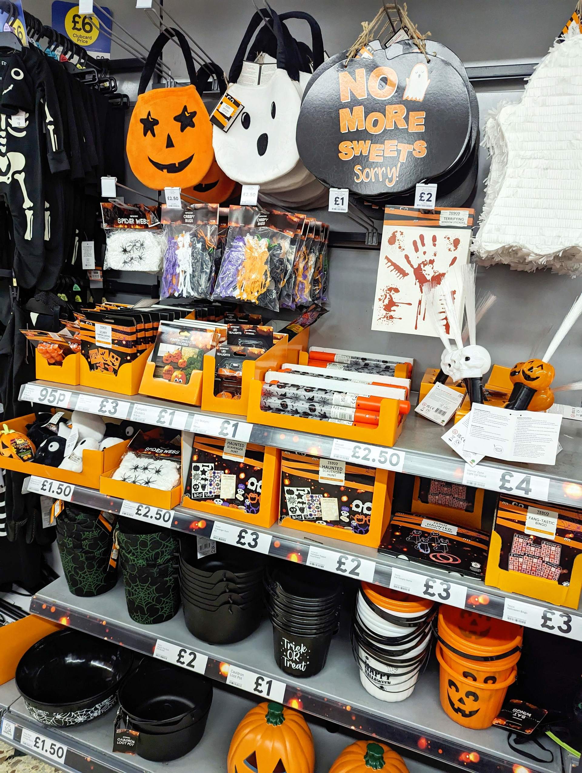 Decorate the house for halloween